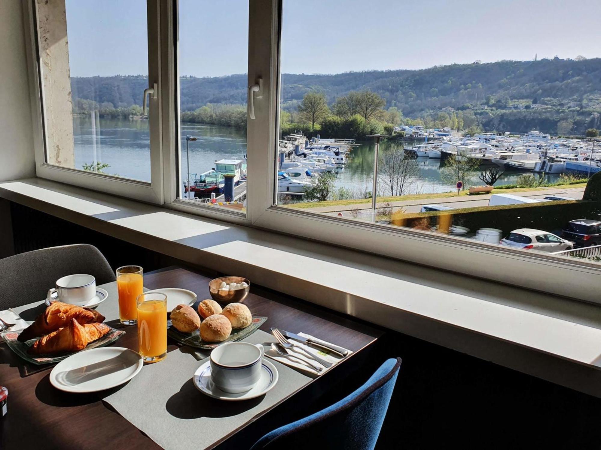 Hotel Le Bellevue Les Roches-de-Condrieu ภายนอก รูปภาพ