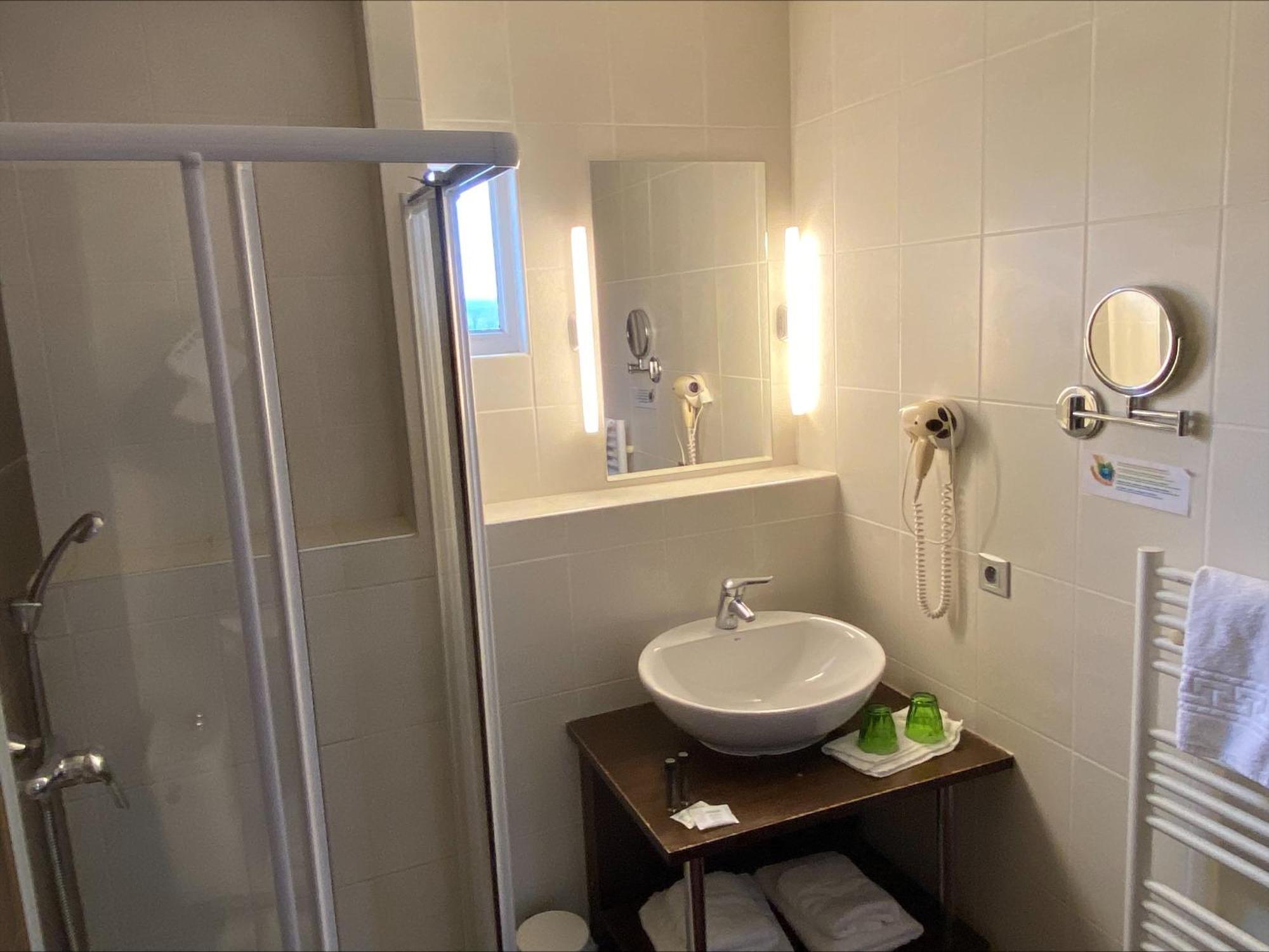 Hotel Le Bellevue Les Roches-de-Condrieu ภายนอก รูปภาพ
